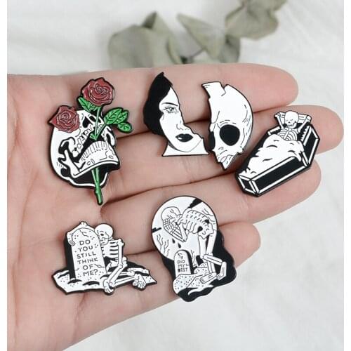 Skeleton Love Couple Pins Skeletons in love Brooches White and Black Gothic Badges Brooches for Men Women Lovers