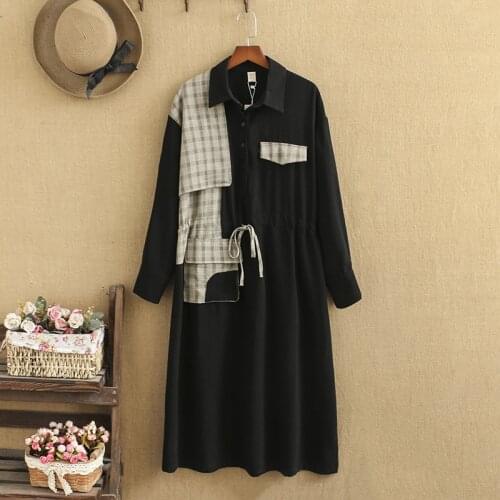 Women plus sizes a long shirt collar with an asymmetrical pattern that runs down the middle of the calf and is belted at waist