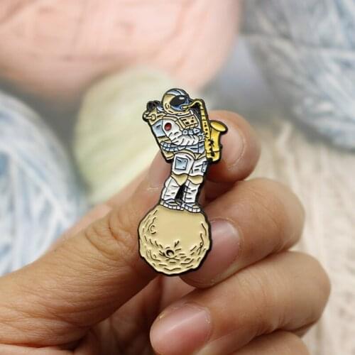 Music-loving astronauts custom enamel badges blow bass Saturn planet fun kids dream gift shirt denim lapel pin jewelry brooch