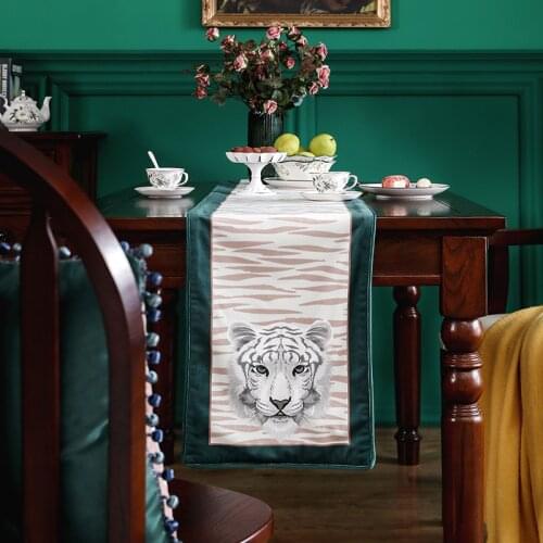Classic American Table Runner White Tiger Print Velvet Material Green Tablecloth Table Runner Home Hotel Decorative Tables Linen