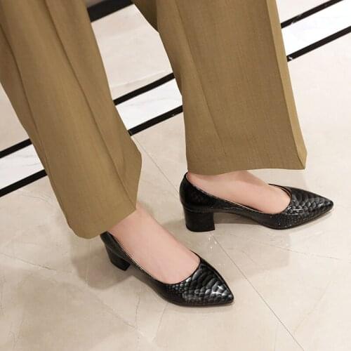 Work sheet shoes, stewardess shoes, thick heels, mothers shoes, soft soles, comfortable grandmas shoes