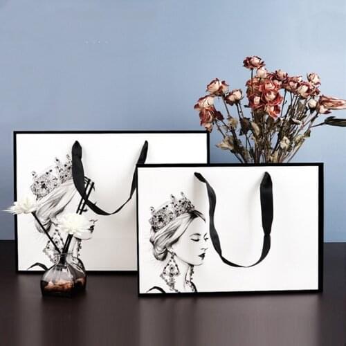 1pcs High Quality Simple Paper Gift Bag White Kraft Paper Clothing Bag with Handle Wedding Birthday Party Gift Packaging Bags