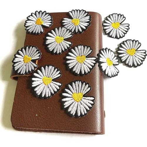 10pcs/lot Heart Daisies Flower Patch Embroidery Sticker Iron Patches for Clothing Applique Embroideried DIY Clothing Accessories