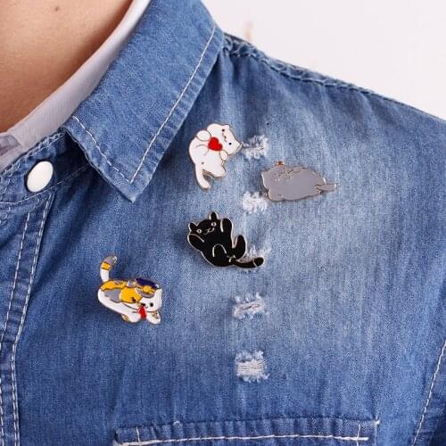Lovely cat lapel pins badge button Naughty cats brooch pins white gray black spot enamel kitty brooches cartoon pin for hat kids