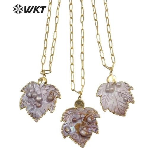 WT-JN119 WKT Trendy Pearl Necklace MOP Carved Leaf Pendant Necklace Gold Electroplated Necklace Women Fashion Necklace Jewerly