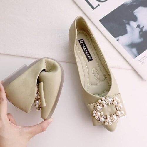 Pointed soft-soled bean shoes womens spring/summer 2021 new flat-bottomed shallow pearl buckle one pedal fairy wind shoes