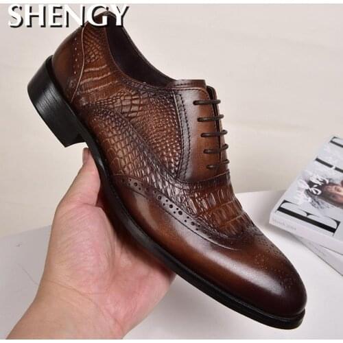 2021 Vintage Men Formal Shoes Casual Leather Shoes Business Wedding Loafers Fashion Solid Color Breathable Men Office Shoes