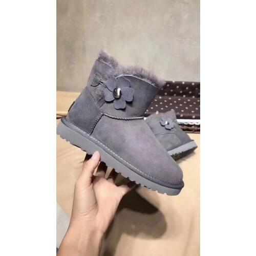 The latest high-quality snow boots in Europe in 2019, new womens shoes, real sheepskin, 100% natural wool, three colors