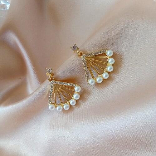 Sweet Girl Earrings 2021 New Temperament Fan-shaped Pearl Crystal Net Red Earrings Womens Clothing Wholesale Moda Feminina