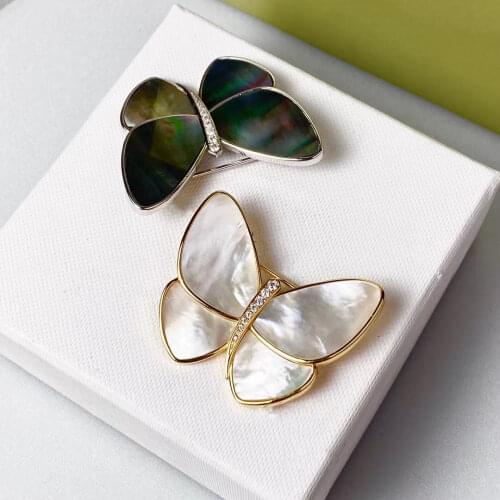 Hot Sale Famous Brand Luxury Fashion Jewelry For Women Resin Flower Brooch Vintage Romantic Europe C Stamp Gifts Vintage Pins