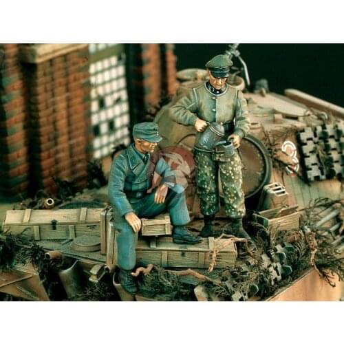 1/35 Scale Unpainted Resin Figure Tanker at Rest (2 Figures)