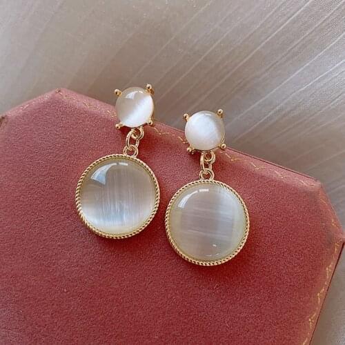 South Korea New White Moonlight Cats Eye Stone Earrings French High Sense Small Fresh Eardrop Simple Temperament Female Jewelry
