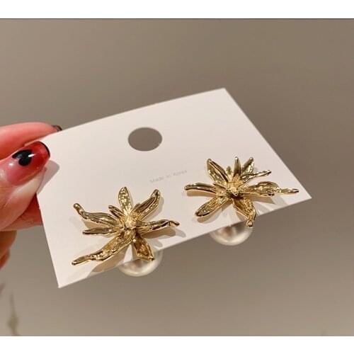 2021 New Korean Metal Flower Personality Simulated Pearl Stud Earrings For Women Fashion Jewelry Elegant Oorbellen Brincos