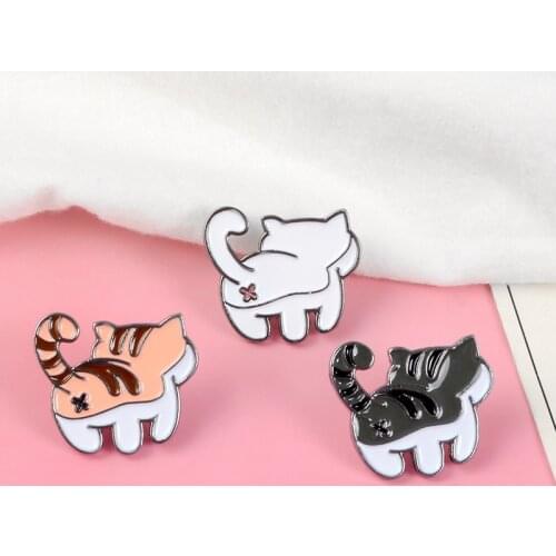 Super Cute Cat butts ! Hum ! Tsundere Cat Turn Back To Me White Calico Pet Badge Coloring Cartoon Enamel Pin Brooches For Kids