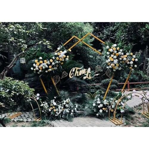 New wedding props, iron pentagonal shelves, geometric special-shaped arches, decorative flowers on the background of the wedding