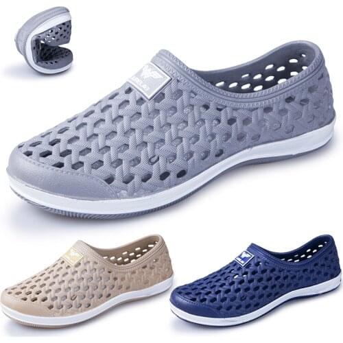 2021 Mens New Water Sports Shoes Trendy Fashion Casual Hole Shoes Seaside Beach Surfing Slippers Large Size 39-44