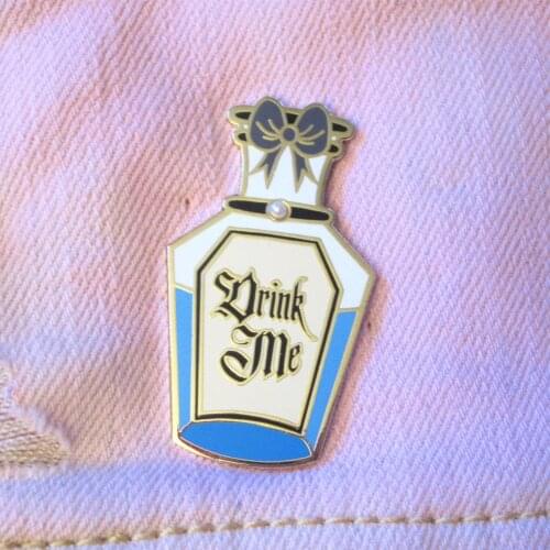 Fairy Tale Movie Alices Magic Bottle Hard Enamel Pin Kawaii Cartoons Bow Golden Metal Brooch Jewelry Fashion Lapel Backpack Pins