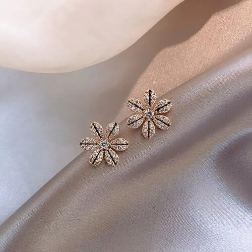 Womens Fashion Flower Earrings Small Petal Crystal Stud Earrings Girl Simple Earrings Jewelry Accessories for Women