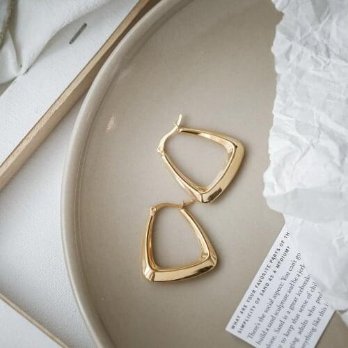 2021 New 18K Gold Retro Fashion Geometric Earrings Unique Design Sense High-end French Temperament Stainless Steel Earrings