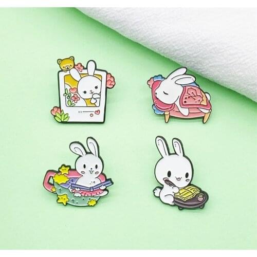 Bunny Reading Looking In The Mirror Writing Cartoon Animal Enamel Brooch Exquisite Fashion Metal Pin Clothing Accessory Badge