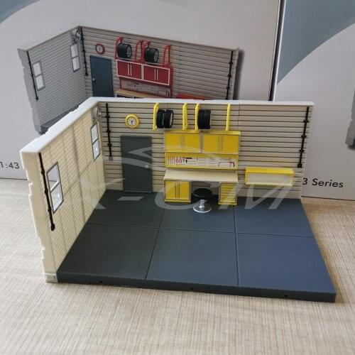 Plastic Car Model Repair Garage Scene (Yellow) 1:43