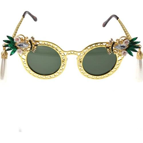 Ladies Fashion Luxury Rhinestones Cat Eye Sunglasses Classic Brand Big Crystal Sunglasses for Summer Beach Decoration