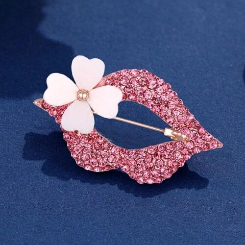 Elegant Pink Color Rhinestone Lips Brooches for Women Fashion Sexy Mouth Brooch Pin Shining Costume Creative Brooch Jewelry gift