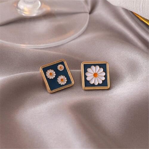 Fashion Geometric Square Simple Epoxy Flowers Stud Earrings Vintage Asymmetric Little Daisy Earrings Women Wedding Jewelry
