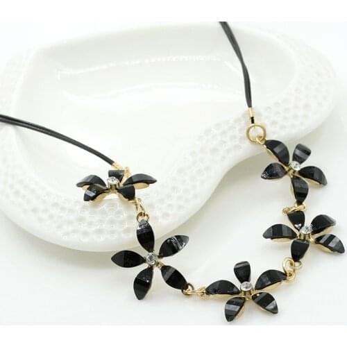 1Pcs 2018 NEW Fashion flower black white Pendant Necklace for Women Chain Plant Gardenia Flower Jewelry Necklaces Party Gifts