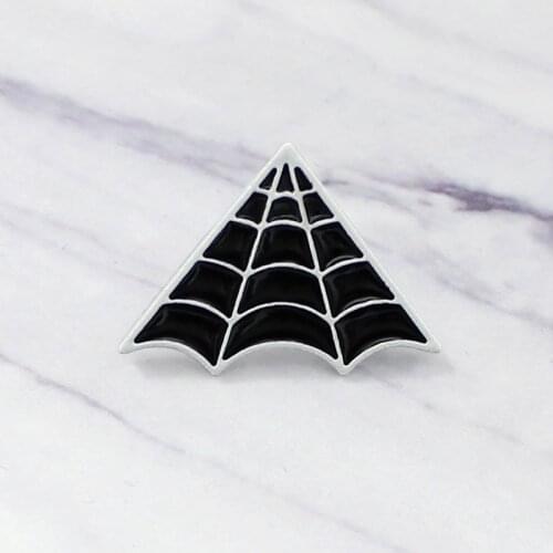 Horror Species Spider Spider web Brooch Black Spider Web Enamel brooch Pins Gothic Badge Backpack Jewelry Gift brosch Bijoux