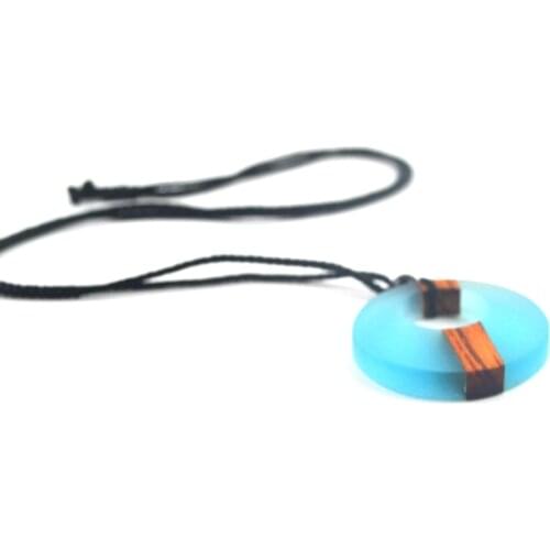 The necklace of retro crafts, made of special high-grade wood resin, Pendant of women and mens Jewelry Necklace