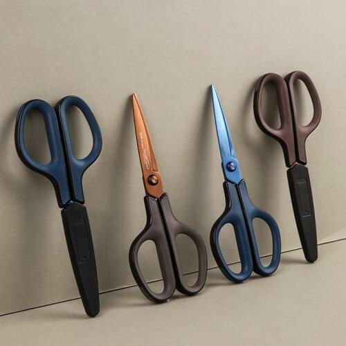 Japan PLUS Plus 175 titanium-plated non-sticky scissors rust-proof curved blade with protective cover for safe and portable