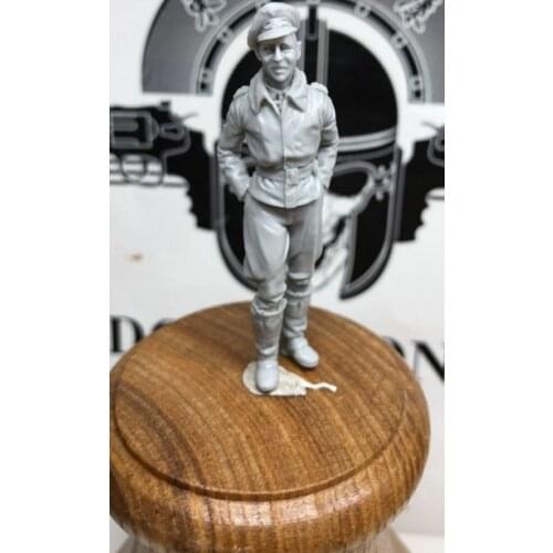 1/32 scale German Air Force Ace Pilot WWII Resin Model Kit Model Free Shipping
