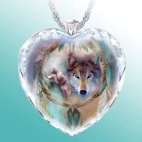2021 Heart Shaped Crystal Glass Prairie Wolf Totem Pendant Necklace Womens Necklace Metal Animal Accessories Party Jewelry Gift