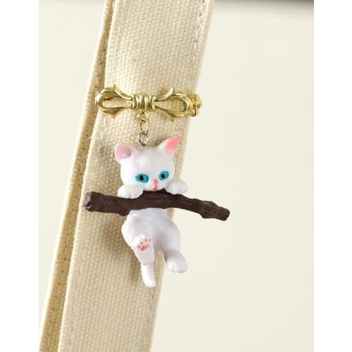 Unisex Women and Men Brooch Pin Animal Design Jewelry Cute Animal Cat Brooch Naughty Cat with Branch Play Lapel Pin Clothes Pin