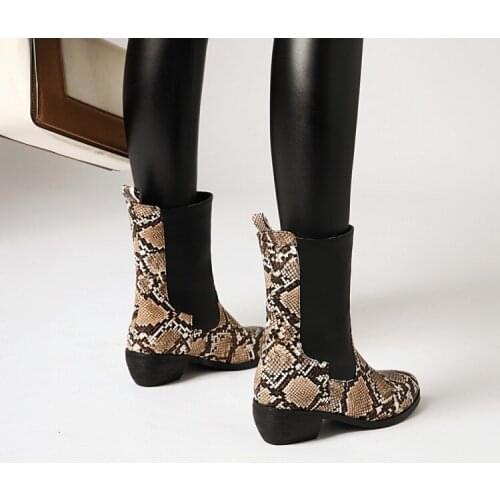 Autumn and winter 2020 new short boots womens snake stitching retro Western Cowboy Boots big feet fat feet wide medium boots wo