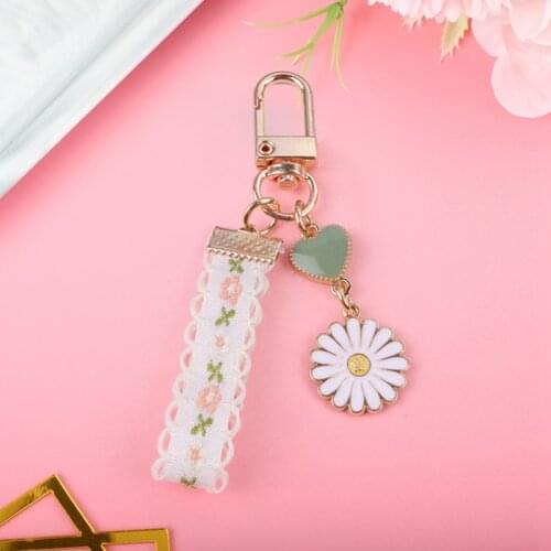 2021 Fashionable Cute Little Daisy Keychain Pendant Tide Personality Schoolbag Pendant Couple Car Charm Key Chain