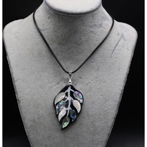 Natural Shell Pearl Necklace For Woman Leaf Shape Large Size Classic Style Leather Rope 55 + 5cm Pendant 35*57mm