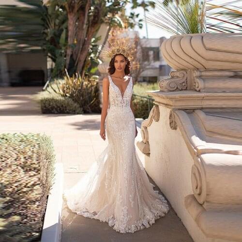 2021 High Fashion Mermaid Lace V Neckline Bridal Wedding Gowns Open Back Sleeveless Wedding Dresses for Bride Appliqued On Sale