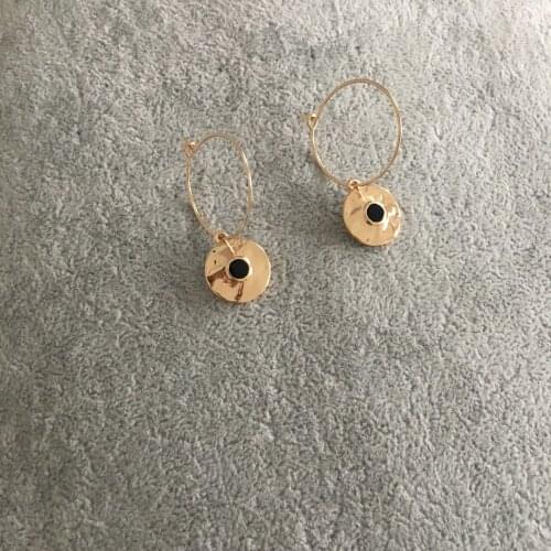 FASHION JEWELRY CASUAL GOLD COLOR PLATING HAMMERED ROUND DISC WITH BLACK ENAMEL EARRINGS
