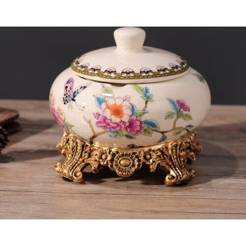 New European retro ashtray large fashion with lid, personality creative ceramics ashtray ornaments and ornaments