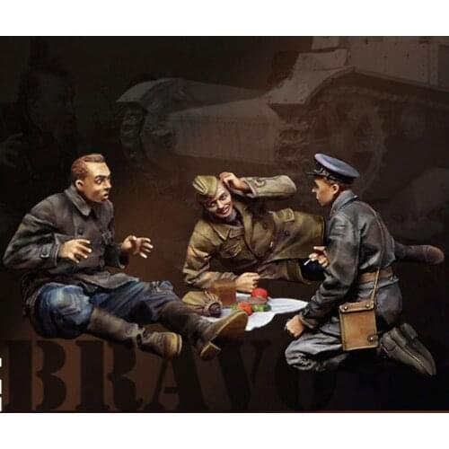 Three Soviet soldiers in World War II need to assemble and paint by themselves 1:35