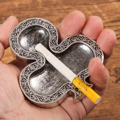 New 1pcs Small Metal Retro Clover Cigarette Ashtray Cigar Ashtrays Cigar Holder Home Office and Portable palm ashtray