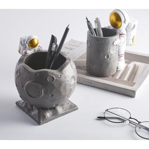Resin Statues Sculpture Astronaut Figurine pen holder for interior Decoration bookshelf office astronaut Cosmonaut Statues