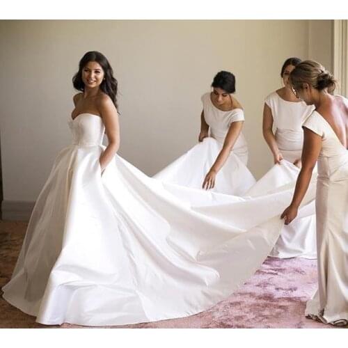 Sweetheart Ivory Satin Wedding Dress with Pockets Sleeveless Bridal Dress Court Train Classic Wedding Gown Vestido De Novia