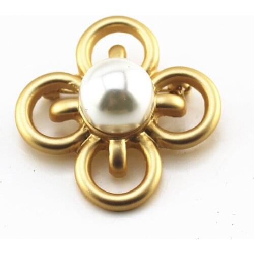 Luxurious elegant Matte gold alloy cross clover inlaid large imitation pearl fashion brooch factory wholesale