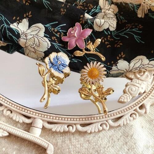 Oil Painting Art Simple And Fresh Atmosphere Elegant Oil Enamel Daisy Flower Brooch Exquisite Temperament Pin Female Accessories