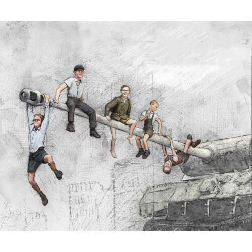 1/35 resin figures model WWII 5 children playing on tanks unassembled Unpainted