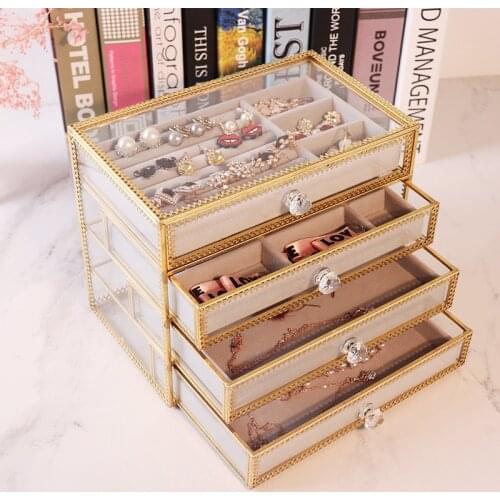 The Pin earrings of the Princess earchains in the Goldibun glass jewelry box hand ornaments are organized on the shelf