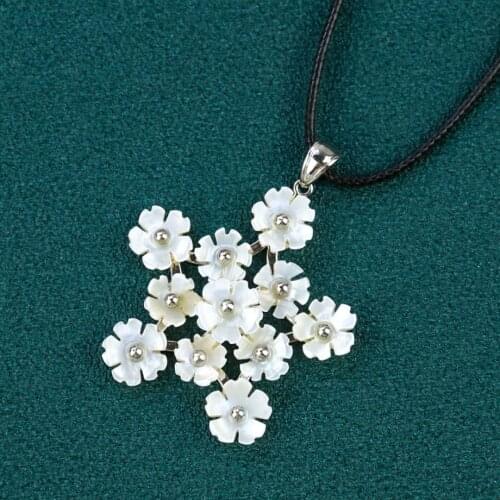 Exquisite Cute Flower Natural Shell Pendant High Quality Necklace White Mother Pearl Sakura Peach Wintersweet Woman Jewelry Gift